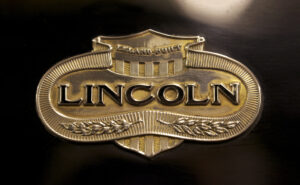 1953 Lincoln Capri CVT Series 8H emblem. (©Photo by Segura)